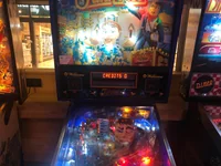 Une machine de flipper FunHouse vivement éclairée dans un lieu. - Photo par PillowPill (15 Aoû 2026)
