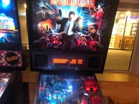 Un flipper Johnny Mnemonic avec un plateau et un fronton illumines. - Photo par PillowPill (15 Aoû 2026)