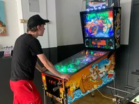 Un jeune homme jouant au flipper Fish Tales. - Photo par PinballJim (22 Jul 2026)