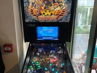 Flipper Aerosmith à l'intérieur près d'une porte vitrée. - Photo par CCircuit (30 Jul 2026)
